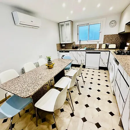 Newly Renovated Apartment, 6 Mins To The Apartman