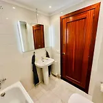 Newly Renovated Apartment, 6 Mins To The