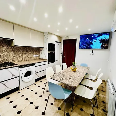 Newly Renovated Apartment, 6 Mins To The *