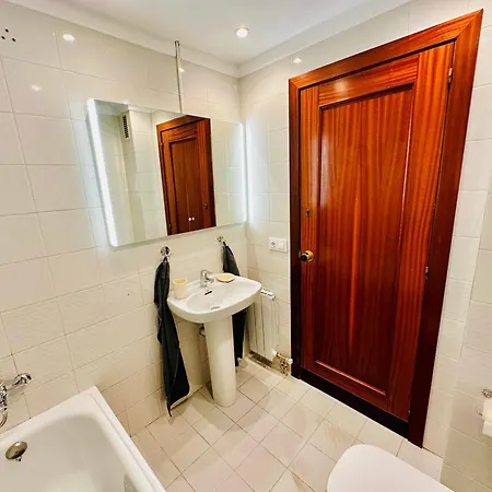 Newly Renovated Apartment, 6 Mins To The