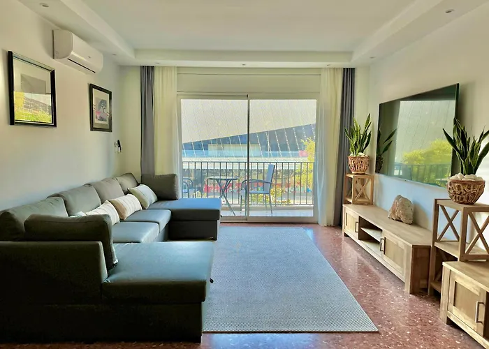 Newly Renovated Apartment, 6 Mins To The *