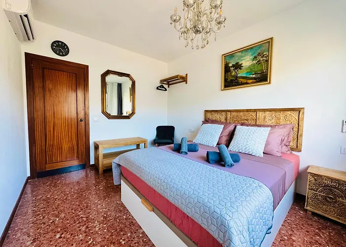 公寓 Newly Renovated Apartment, 6 Mins To The *