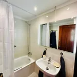 Newly Renovated Apartment, 6 Mins To The Apartment *