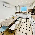 Newly Renovated Apartment, 6 Mins To The Apartment
