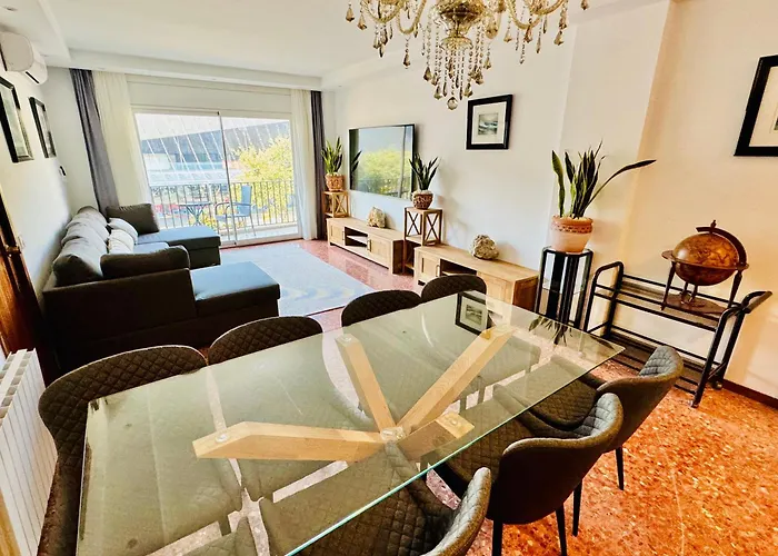 Newly Renovated Apartment, 6 Mins To The *