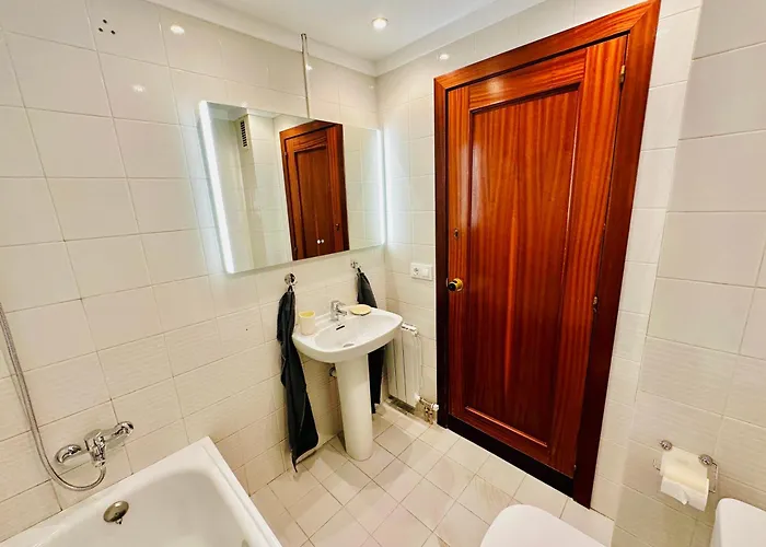 Newly Renovated Apartment, 6 Mins To The