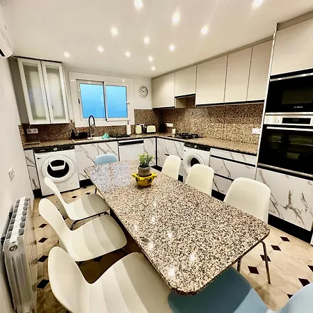 Newly Renovated Apartment, 6 Mins To The Apartment