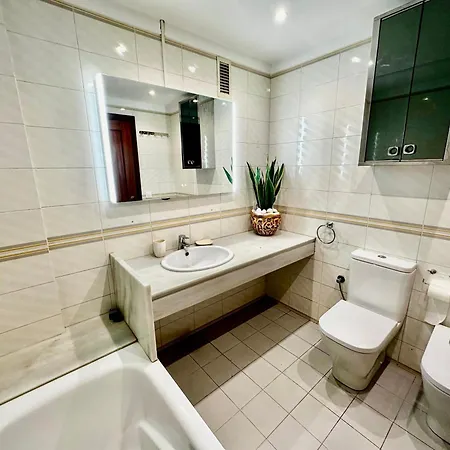 Newly Renovated Apartment, 6 Mins To The Lloret de Mar