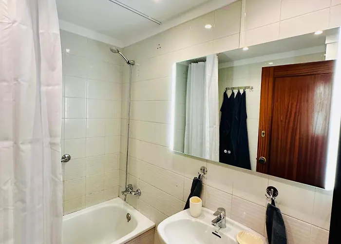 Newly Renovated Apartment, 6 Mins To The Lägenhet *