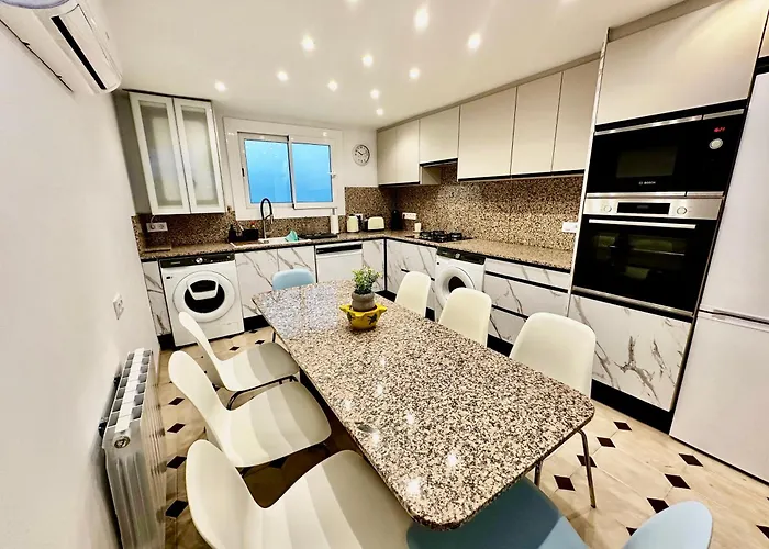 Newly Renovated Apartment, 6 Mins To The Lägenhet