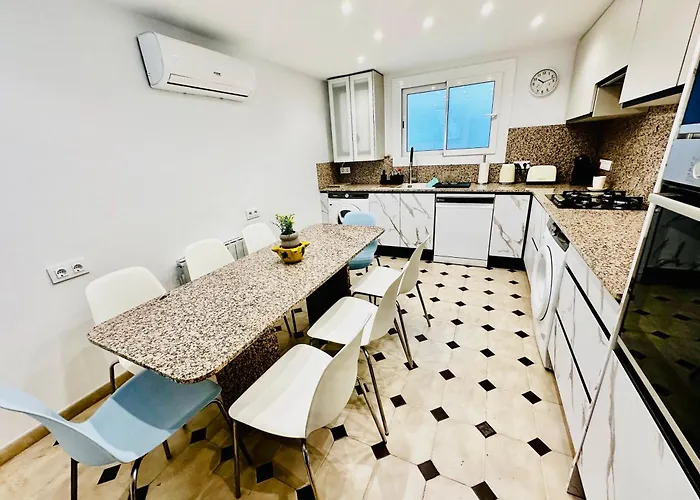 Newly Renovated Apartment, 6 Mins To The Lägenhet