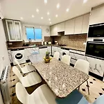Newly Renovated Apartment, 6 Mins To The Apartament
